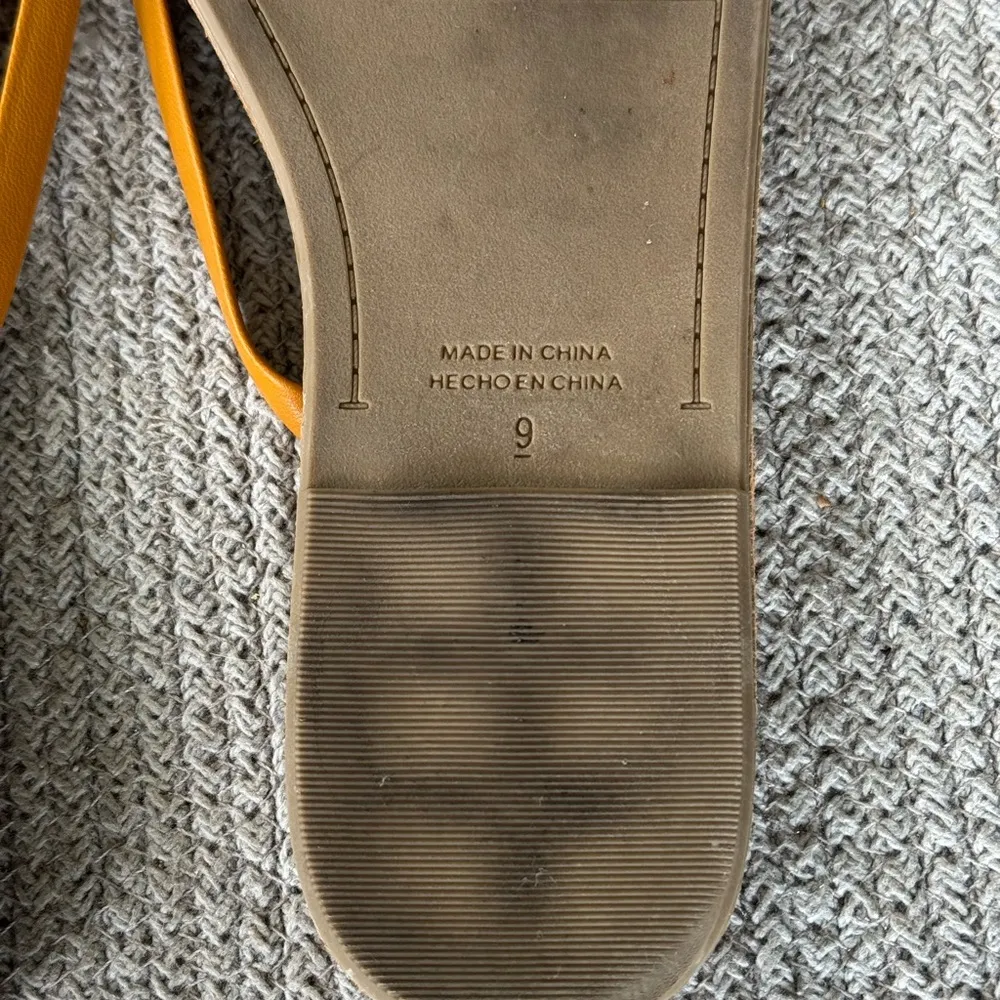 Old Navy Yellow Faux Leather Slim Strap Square Toe Flip Flop Flat Sandals Sz 9 - Image 3