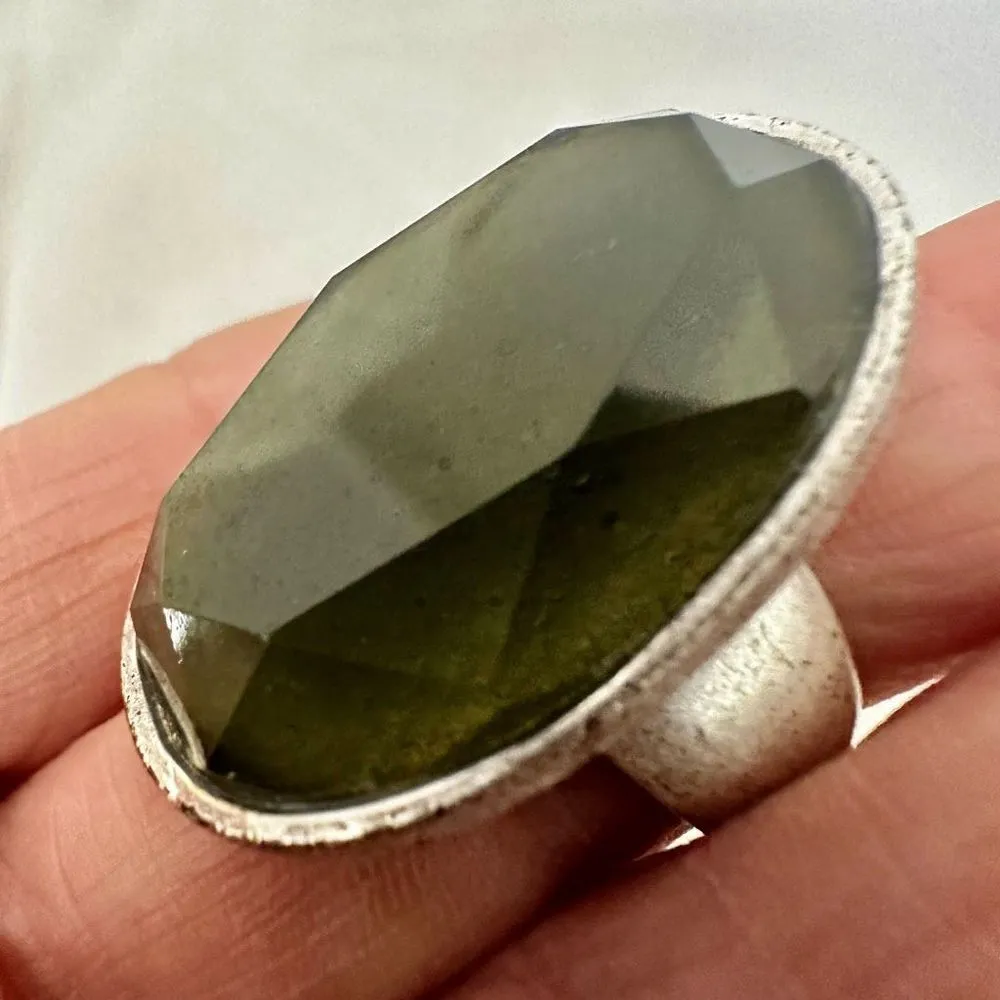 Green oval silver tone cocktail ring - Image 6