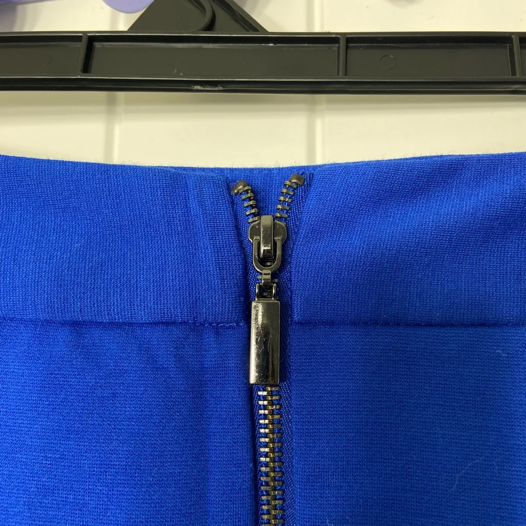 NWOT Alfani women’s electric‎ blue faux leather line zip stretch miniskirt 16P - Image 4