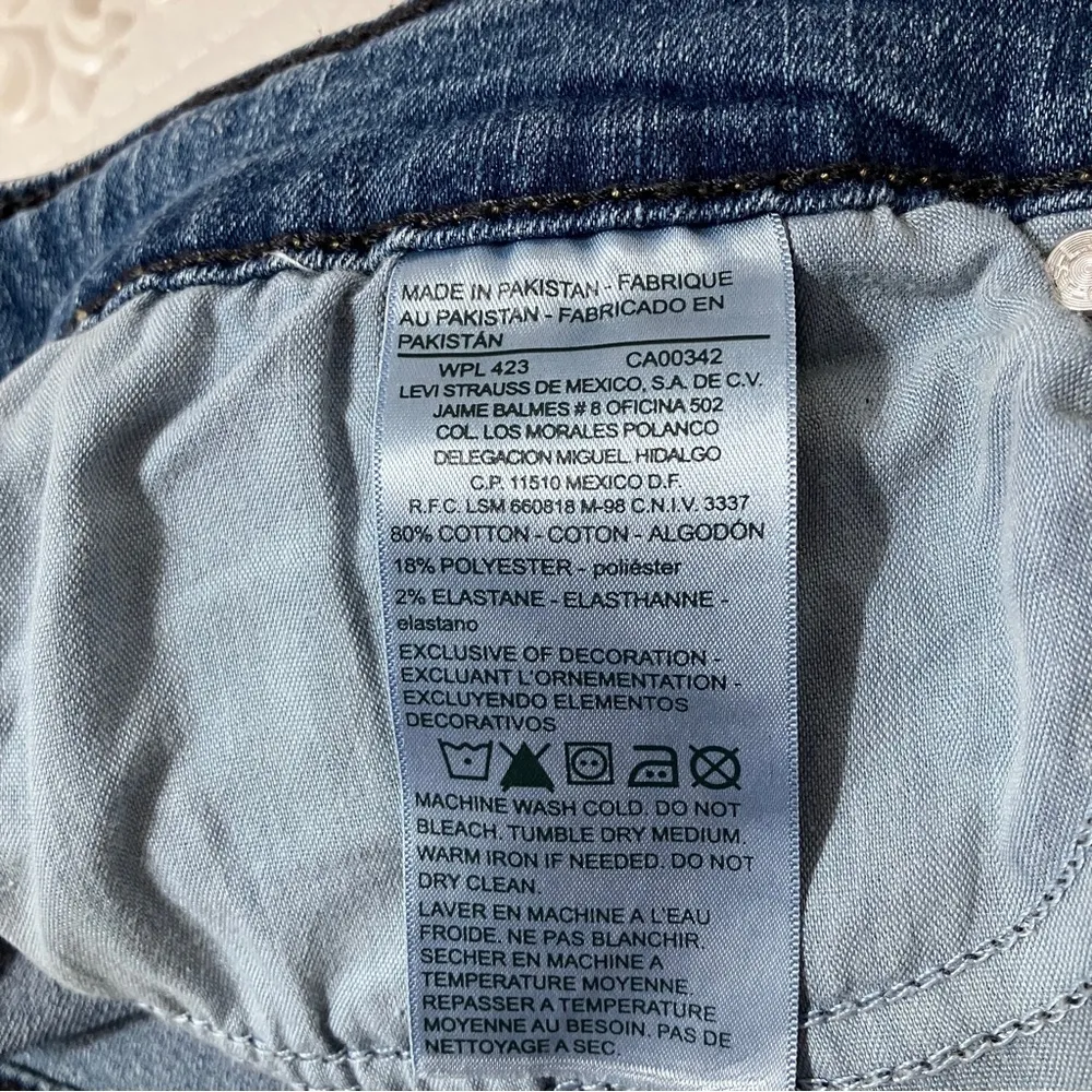 Levi’s Signature Medium Wash Modern Crop Jeans Size 30 - Image 5