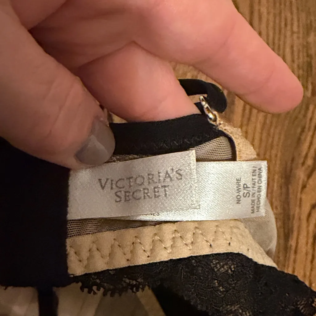 Victoria’s Secret No Wire Lace Bra Size Small - Image 4