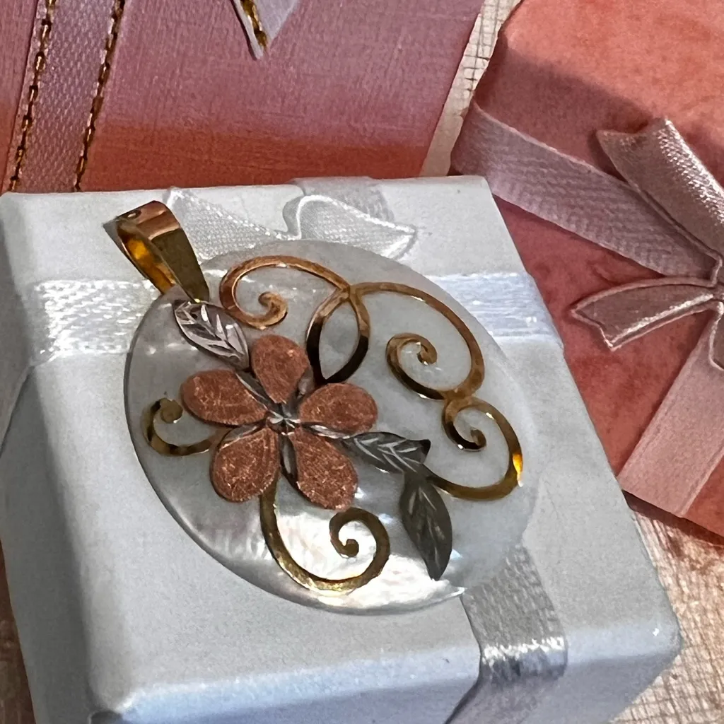 14K Multi Toned Gold Mother Of Pearl Pendant - Image 9