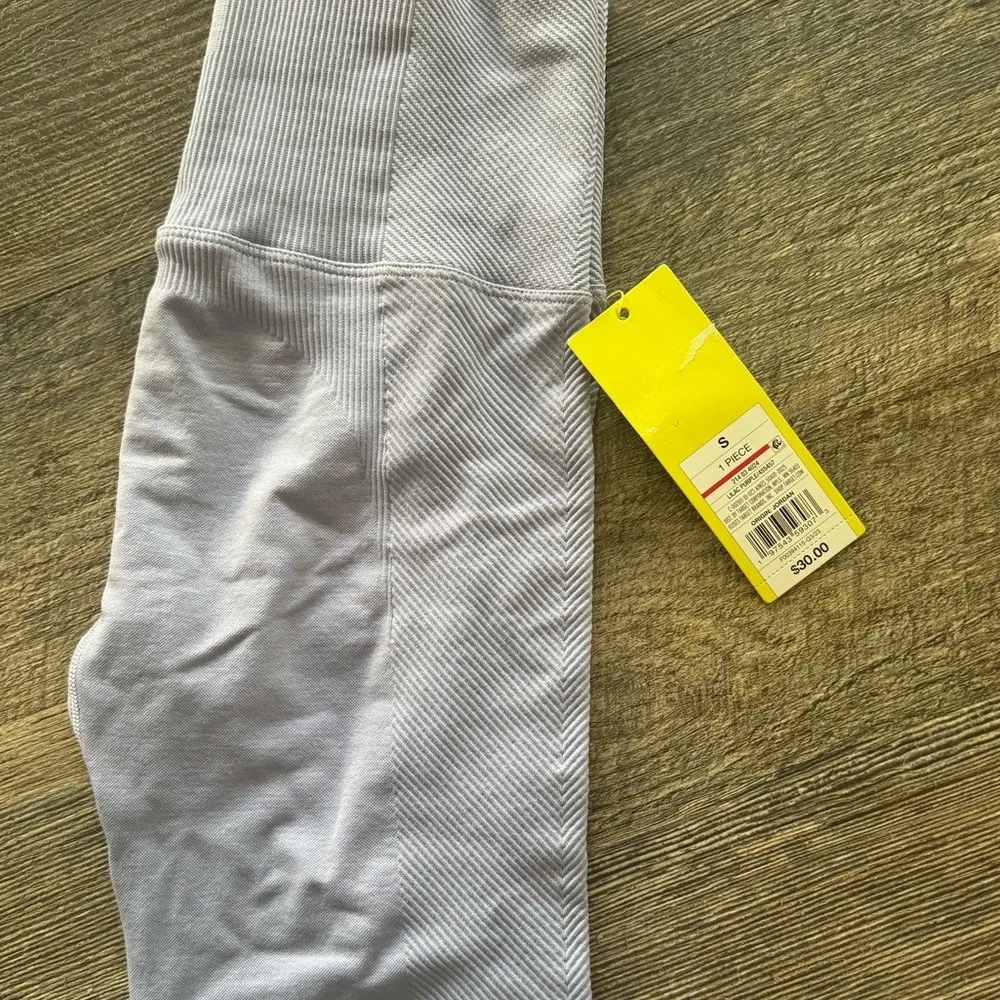 NWT All in Motion Women's High Rise Legging Side Rib Seamless Small Lilac - Image 3