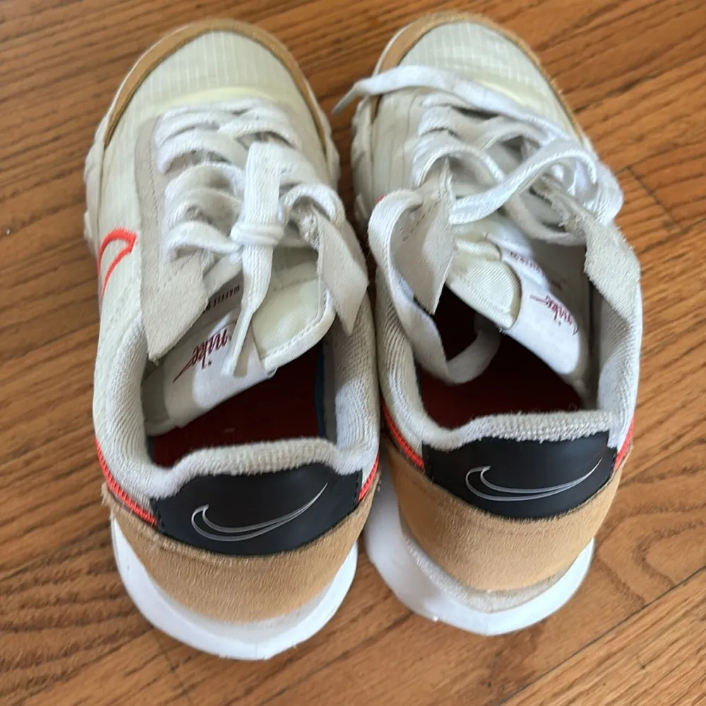 Nike tennis shoes - Image 2