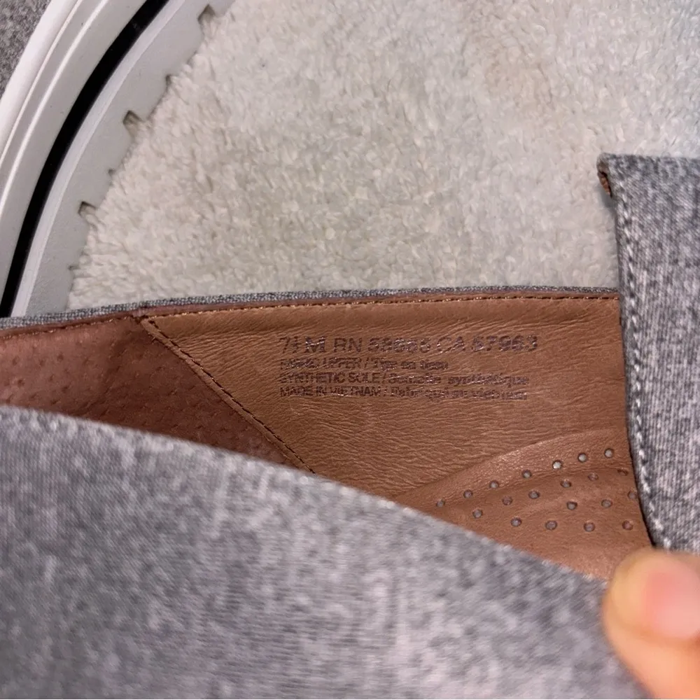 Halogen gray sneaker 7 1/2 never used - Image 3