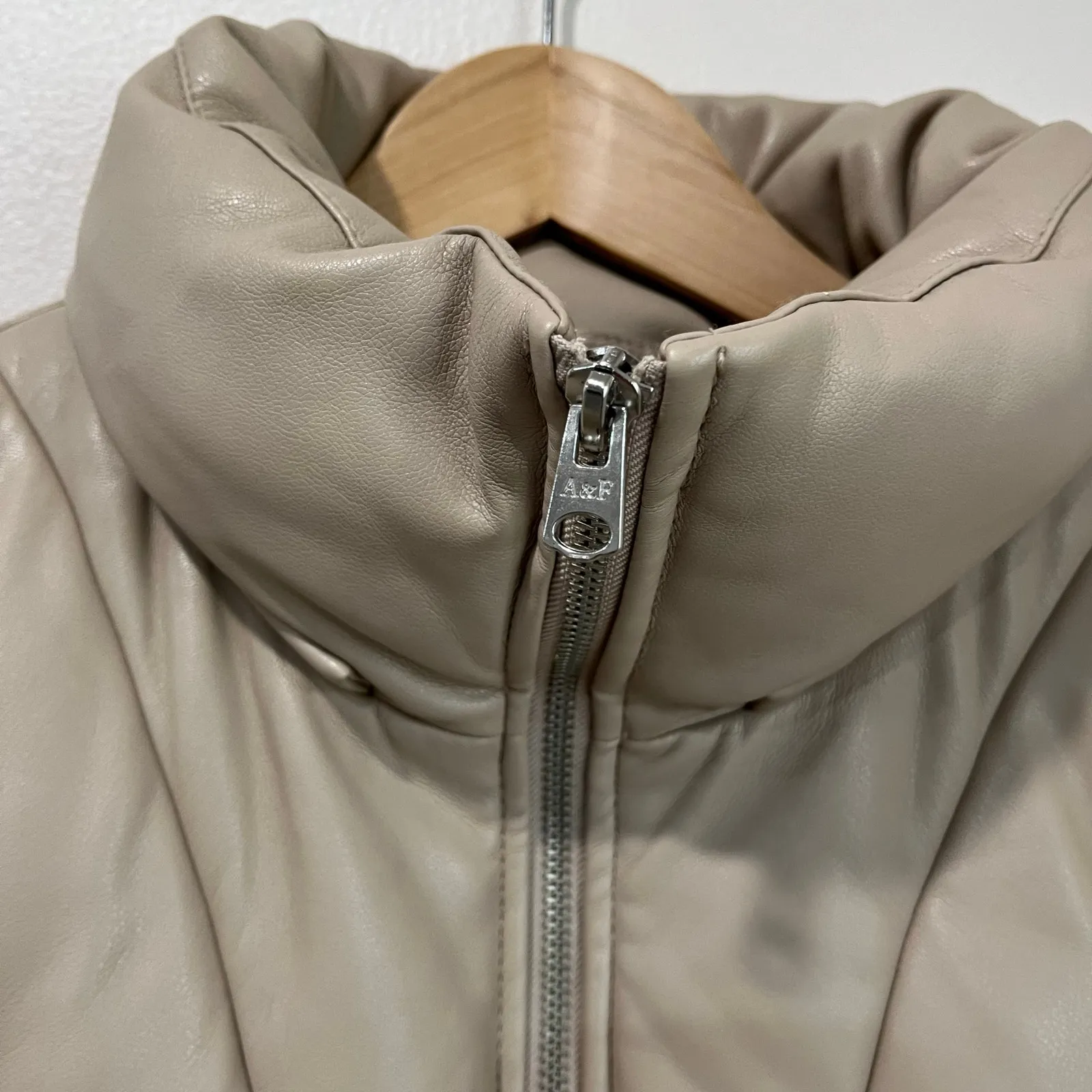 Abercrombie Vegan Leather Puffer Jacket Size M Neutral Beige Cropped Winter - Image 6