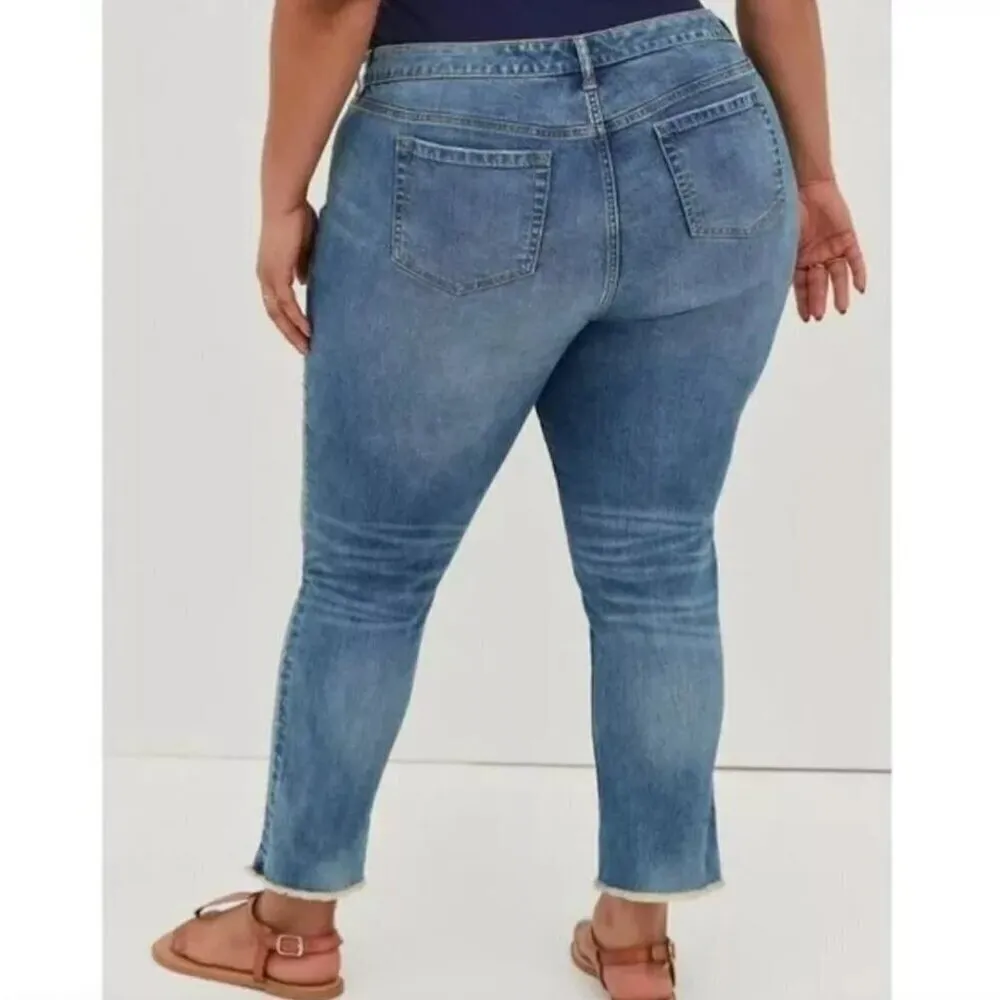 NEW NWT TORRID Plus Size Crop Boyfriend Straight Vintage Stretch Mid Rise Jean - Image 3
