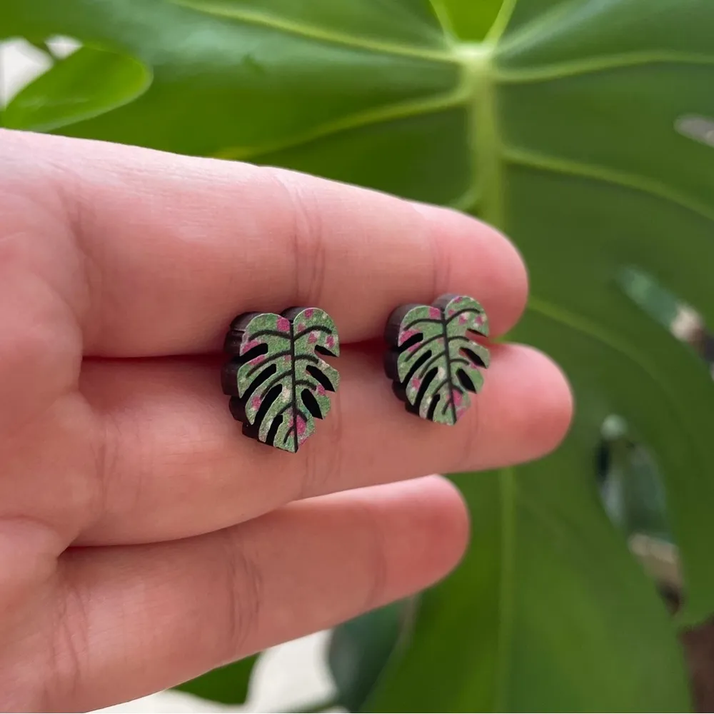 Monstera pink and green plant lover stud wooden earrings gift nature leaf 🍃 - Image 2