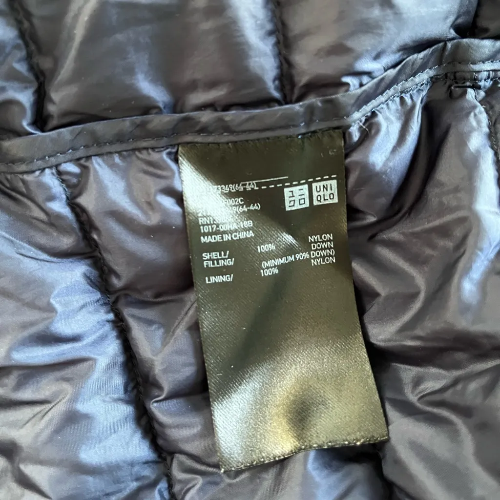 Uniqlo Women's Navy blue lightweight down Puffer Vest size medium - Image 8