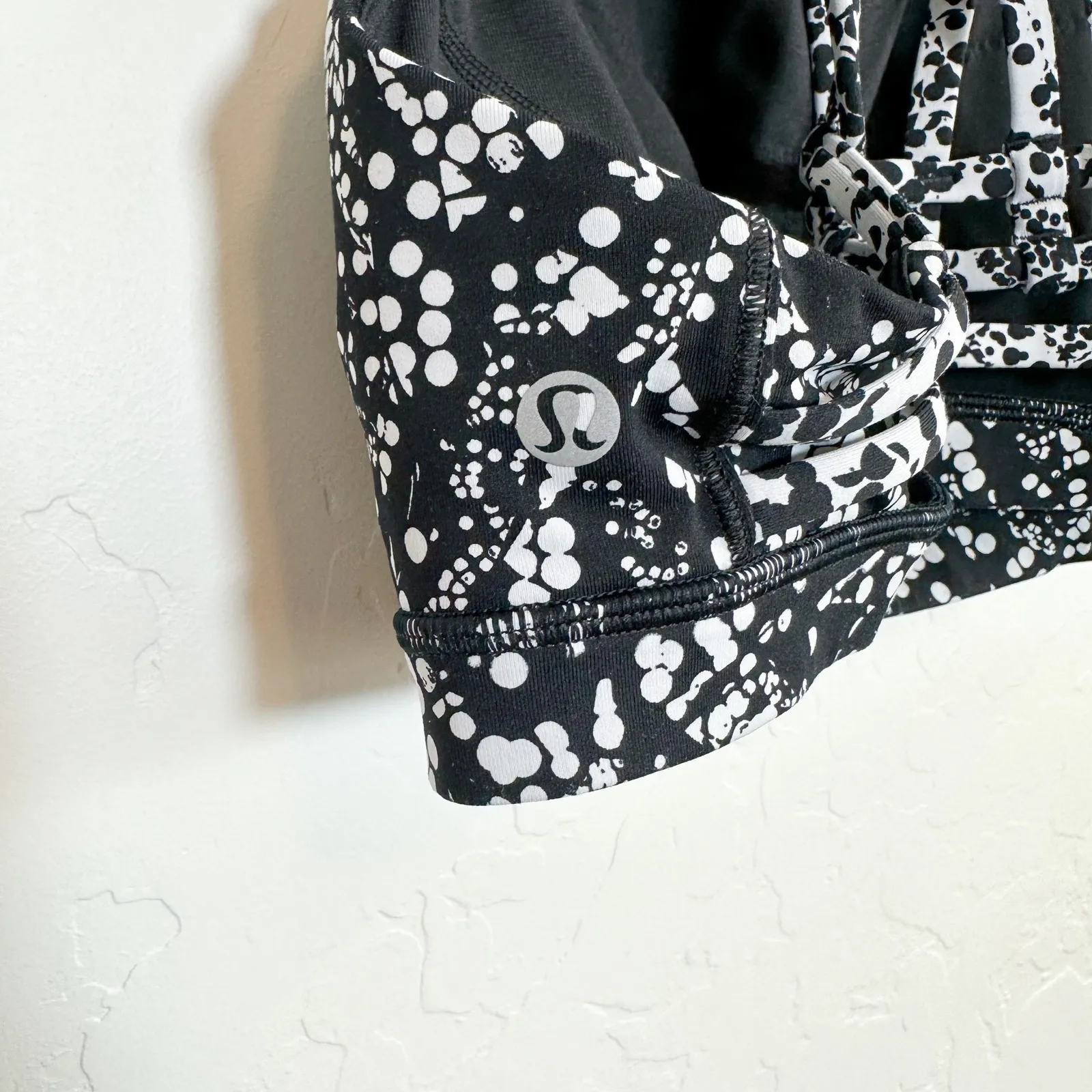 Lululemon | Slide With Me Sports Bra in Chirasu Black / Chirakasu Alpine White - Image 6