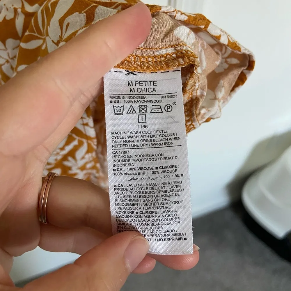 EUC | Old Navy‎ women’s floral shorts romper — petite medium - Image 6