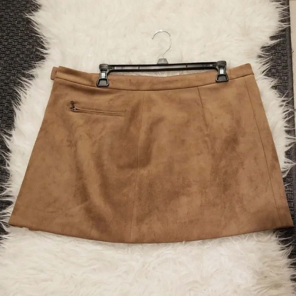 💕BCBGMAXAZRIA💕 Faux Suede Mini Skirt - Image 8