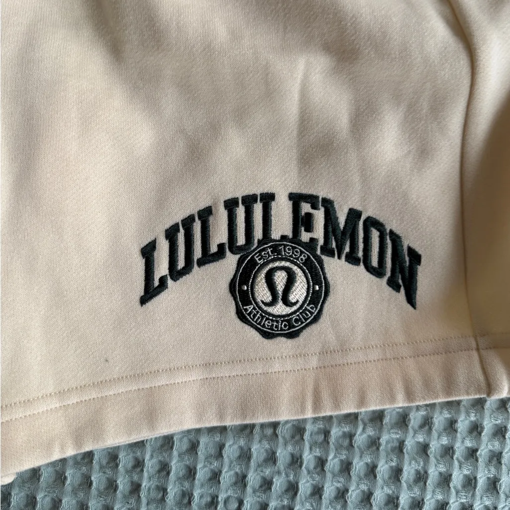 NWT Lululemon Scuba Mid-Rise Oversized Short 7" Graphic
Medium
Butter cream - Image 2