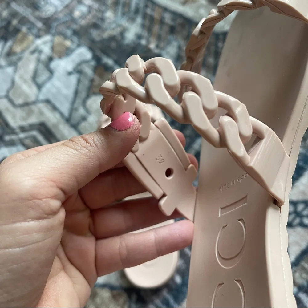 Gucci GG Light Pink Rubber Buckle Chain Link Sandals Slip On - Image 7