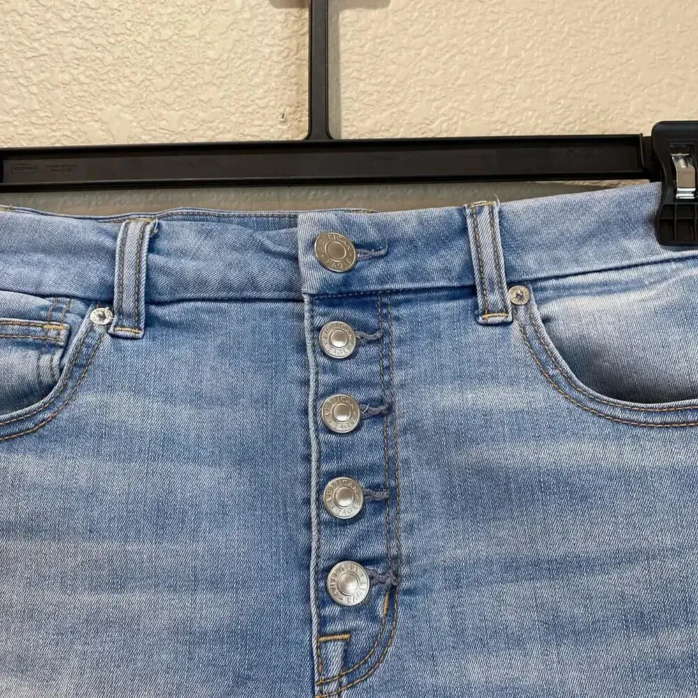 AMERICAN EAGLE Curvy Hi-Rise Shortie Jean Shorts Light Wash Size 8 Button Fly - Image 5