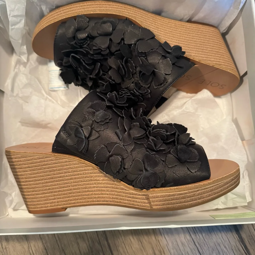 Sole Society Black Leather Floral Wedges 9 NIB - Image 2