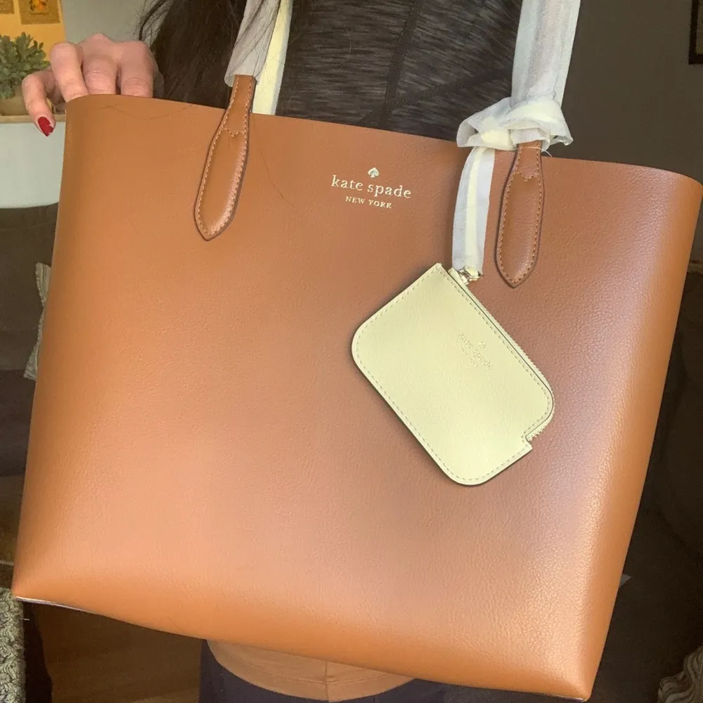 Authentic KATE SPADE Pebbled leather REVERSIBLE Open tote with zip coin - Image 15