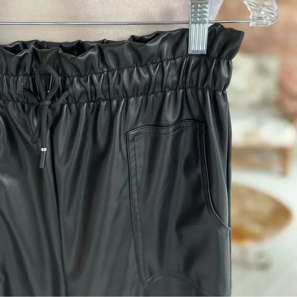 She + Sky Pants Cropped Black Faux Leather Paperbag M - Image 5