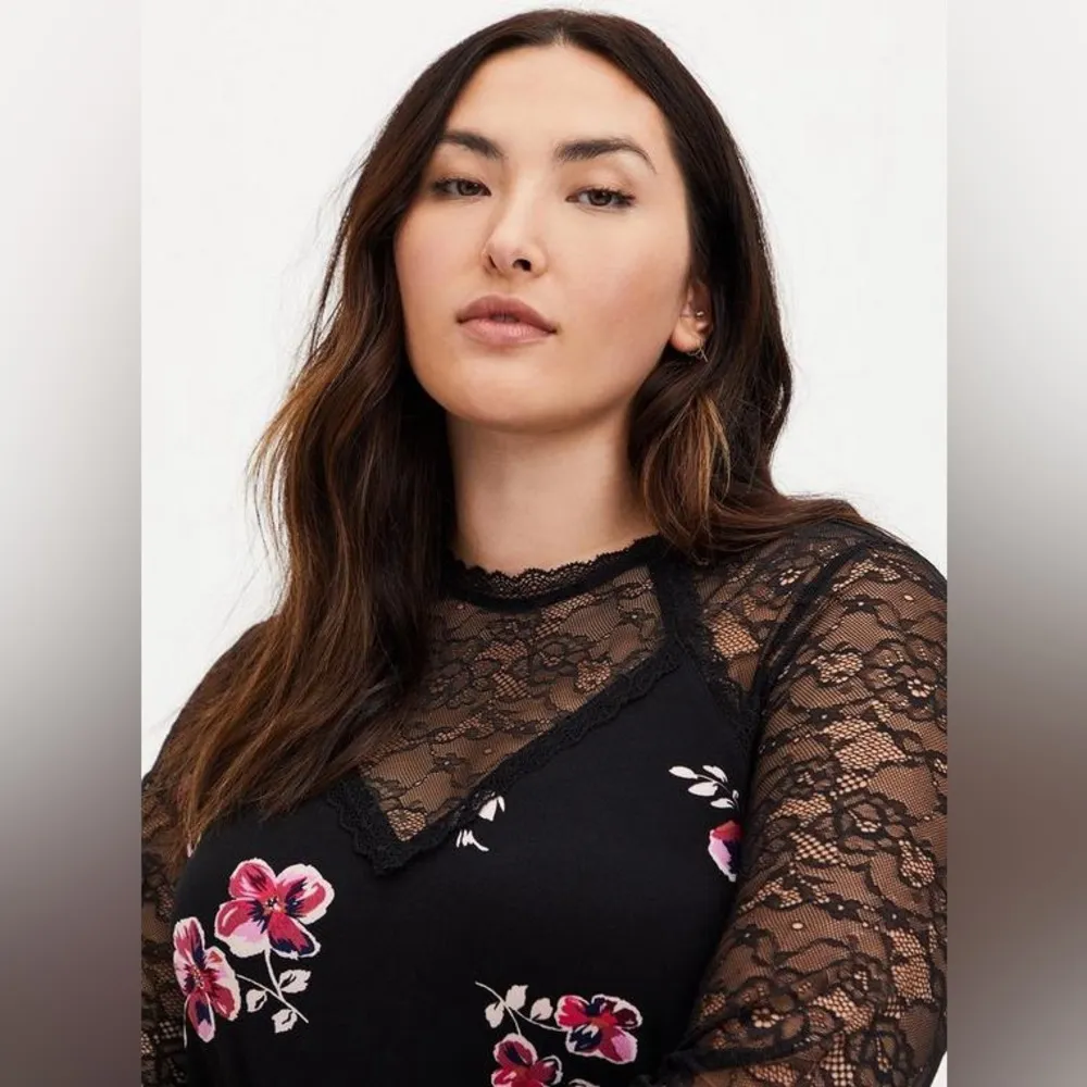 Torrid Knit Crepe Lace Sleeve Sharkbite Hem Top Asymmetrical Blouse Size 00 Med - Image 2