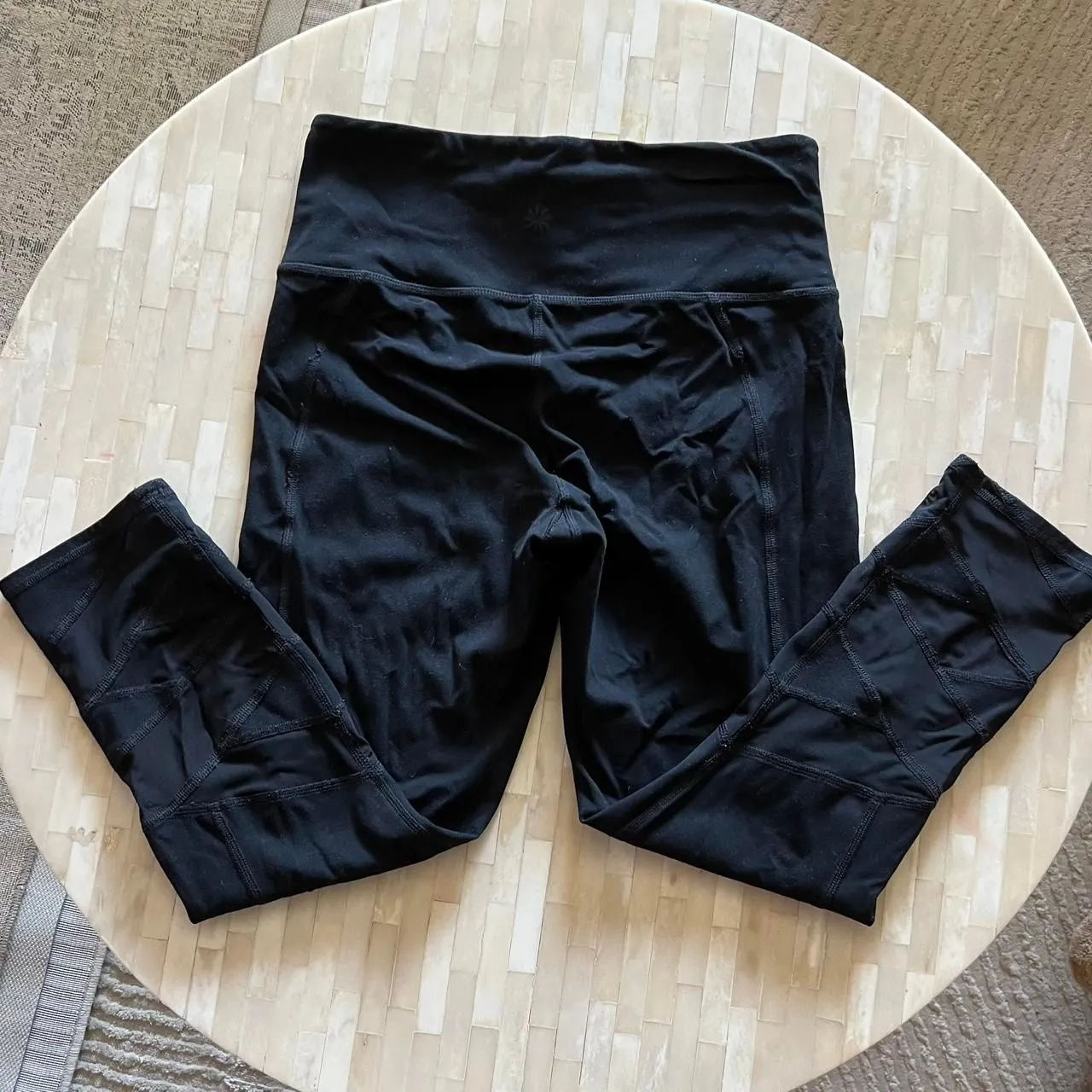 Athleta Women's Black High Waisted Mantra Mesh Workout Capri Leggings size Small - Image 3