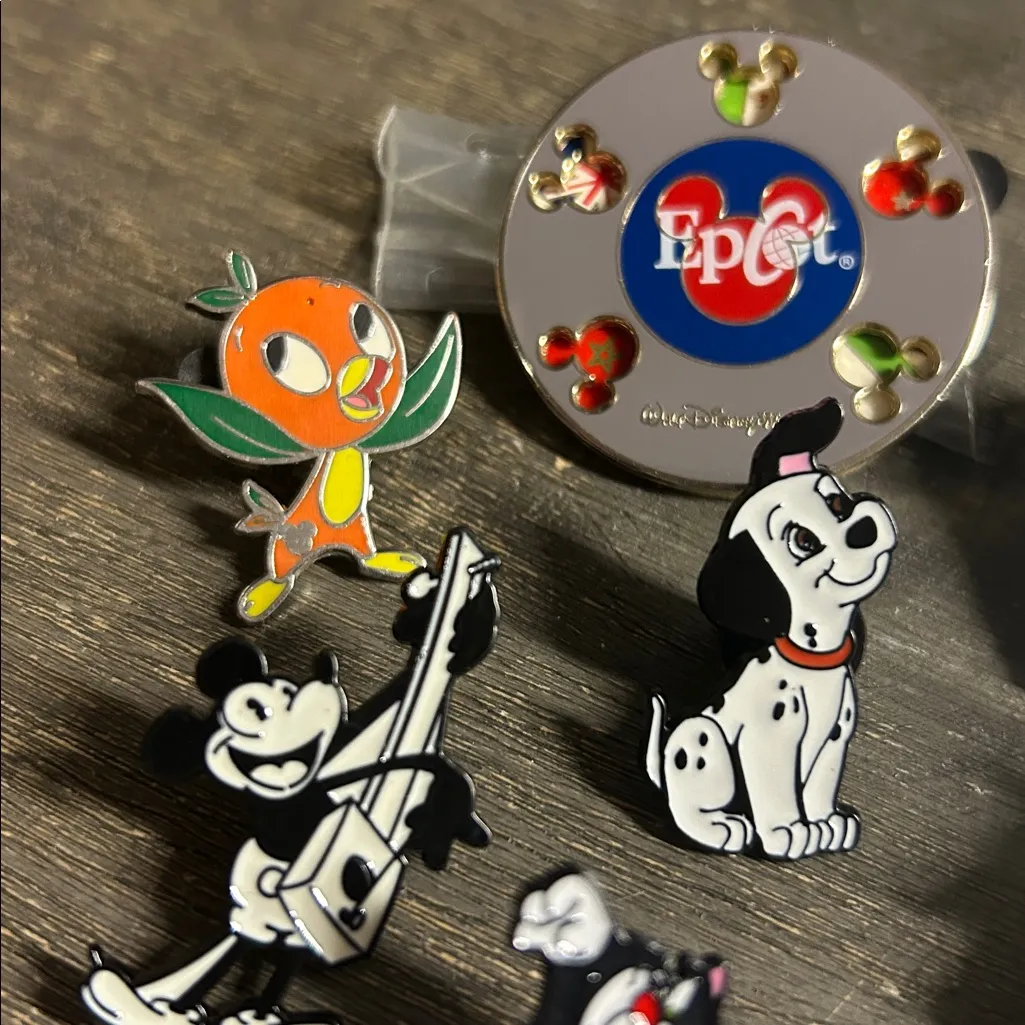 10 Disney Pins - Image 2