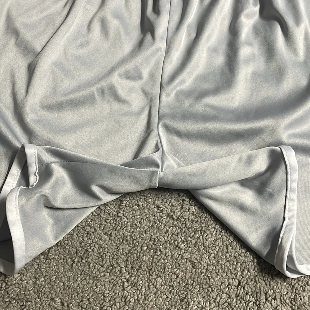 Under Armour Loose Fit Heat Gear Light Gray Womens Basketball Shorts | Large - Image 3