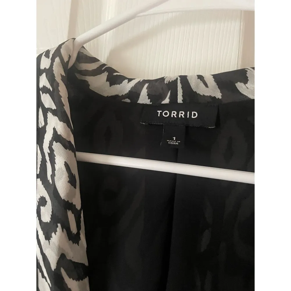 Torrid , Size L, L/S Chiffon Blazer in B/W Sheer Print $28, B50 - Image 4