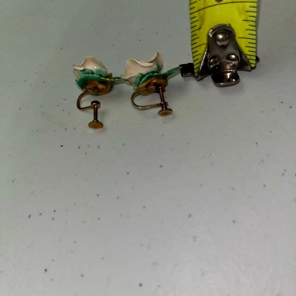 Vintage Off White Floral Screw Back Earrings - Image 4