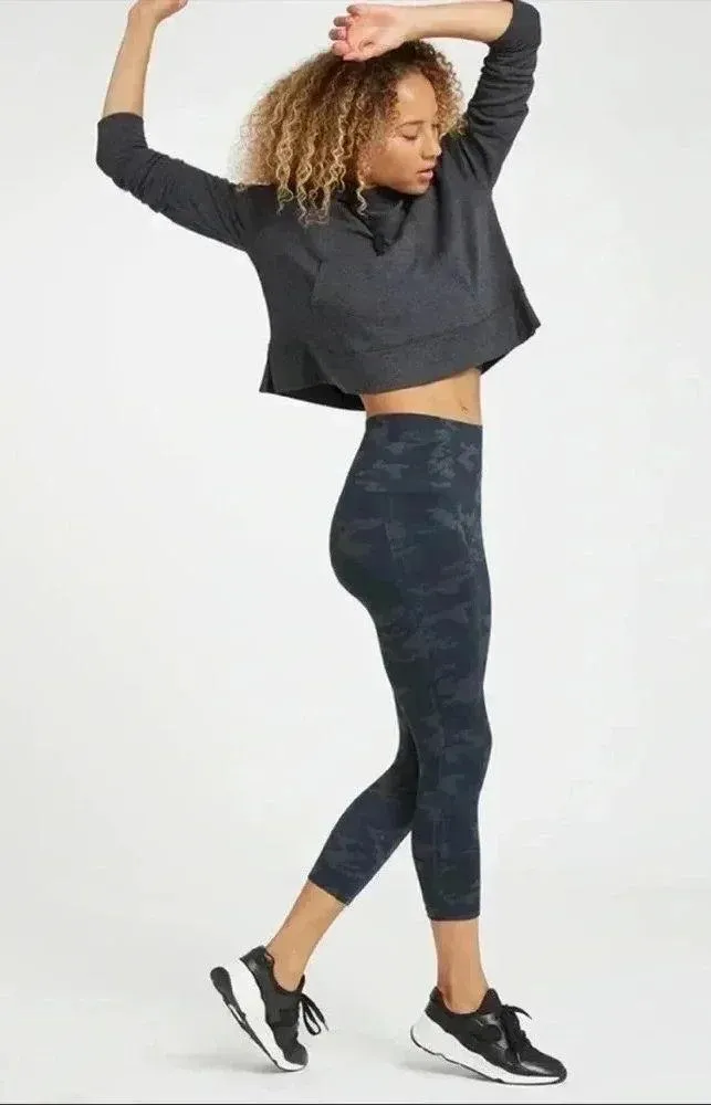 SPANX Look at Me Now Seamless Cropped Leggings Black Camo Sz M - Image 5