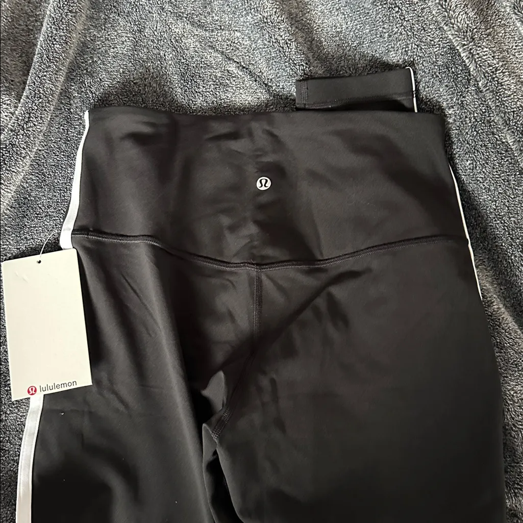 Lululemon side stripe aligns 25 inch - size 8 - Image 4