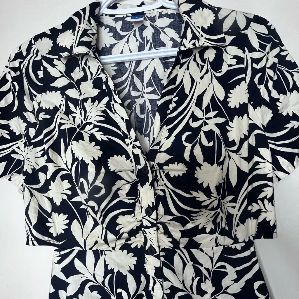 Old Navy Black and White Floral Midi Dress - Image 5