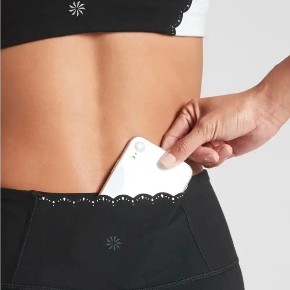 Athleta Elation Scallop Capri Leggings Size XSmall - Image 5