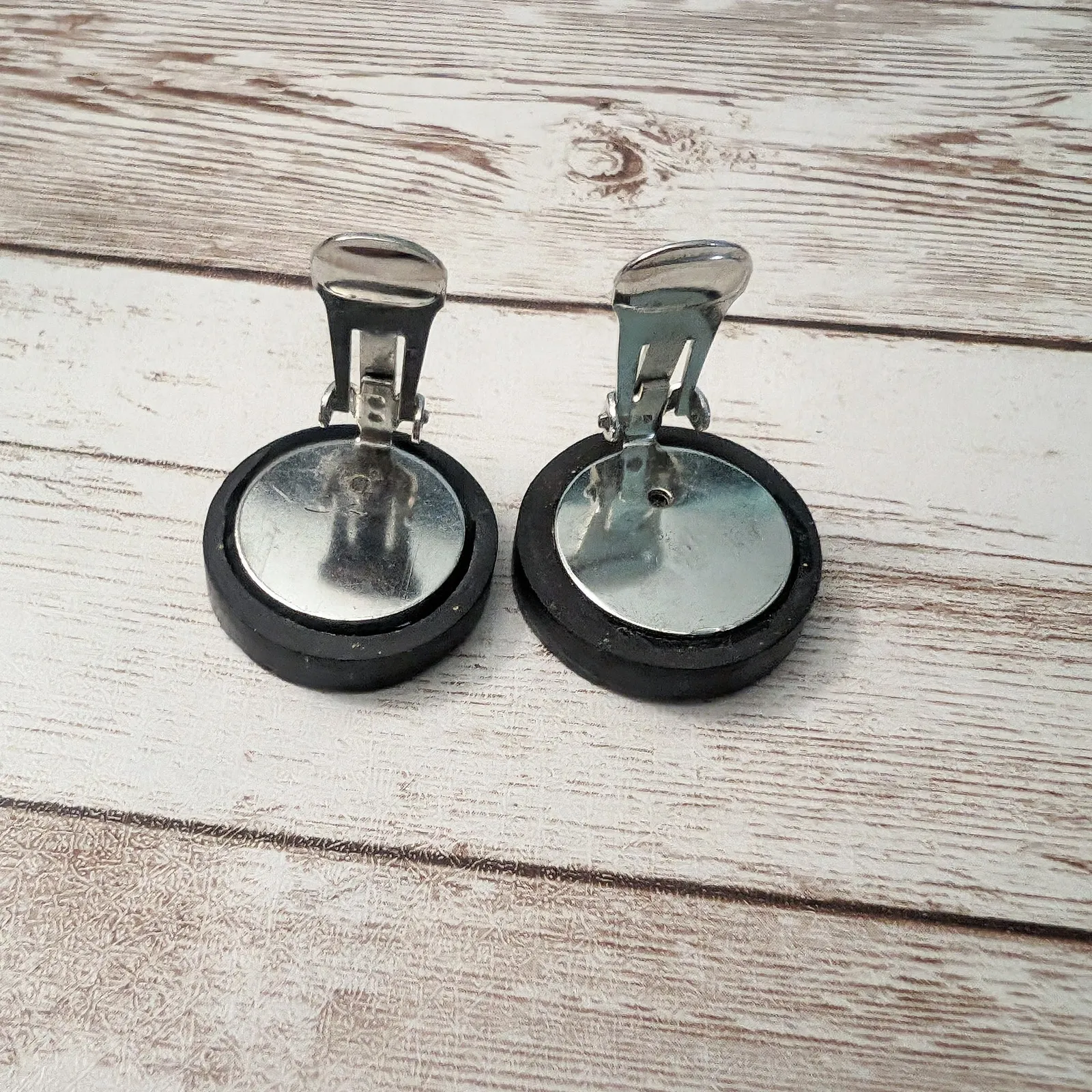 Vintage Clip On Earrings - Image 5