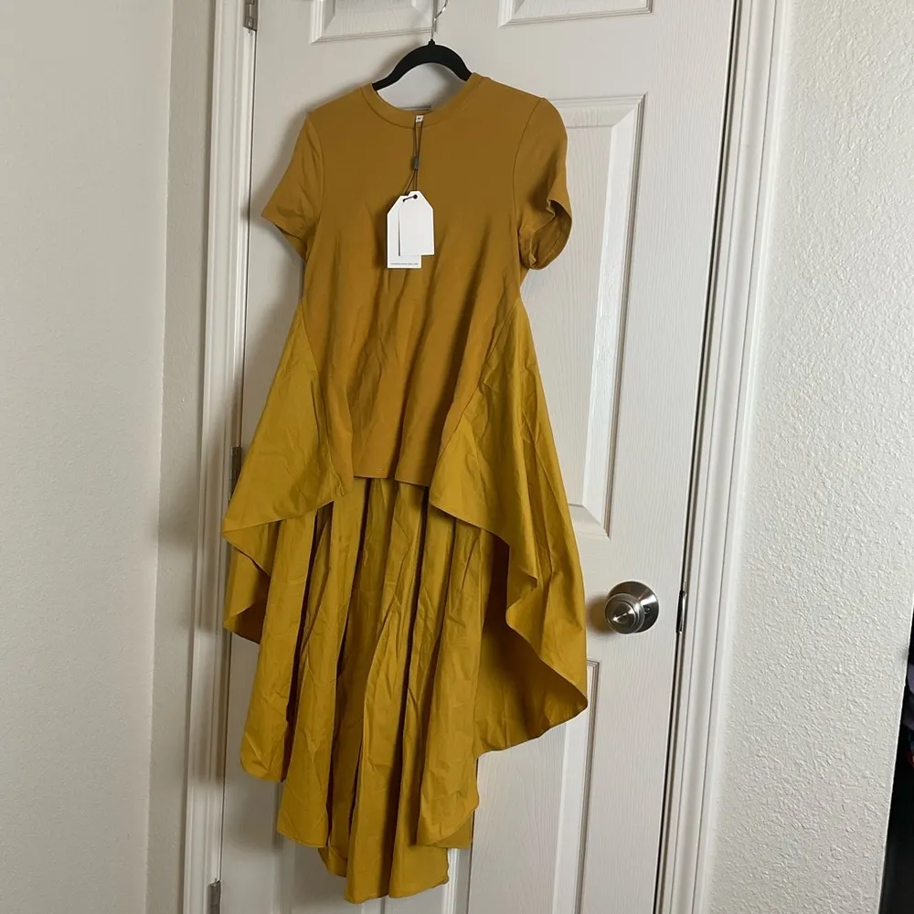 English Factory Size XSMALL top  has a high-low hemline NWT - Image 3