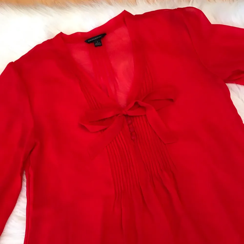 Banana Republic sheer blouse with pussybow and pin tuck detail red size small - Image 3