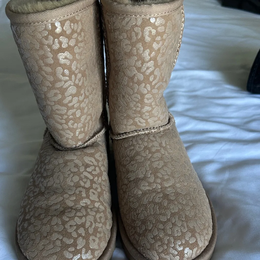 UGG classic short metallic snow leopard quartz Winter Boots size 7 - Image 3