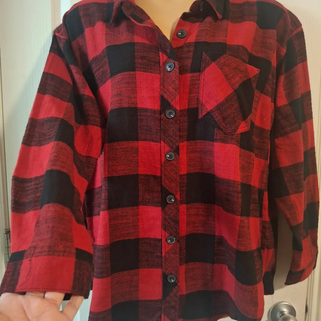 Maurices NWOT XL Red and Black Plaid Button-Up Shirt - Image 7