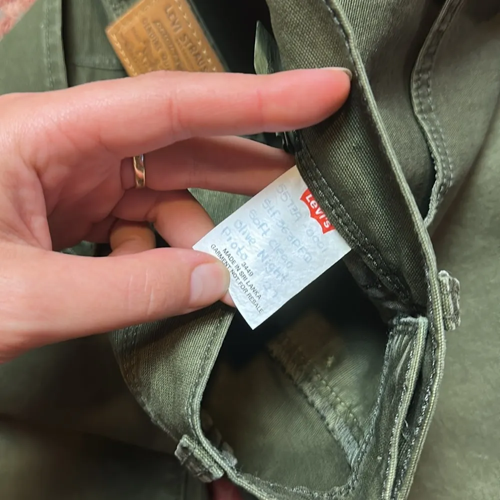 NEW LEVIS ARMY GREEN BUTTON FRONT 724 HIGH RISE CROP STRAIGHT JEANS - Image 4