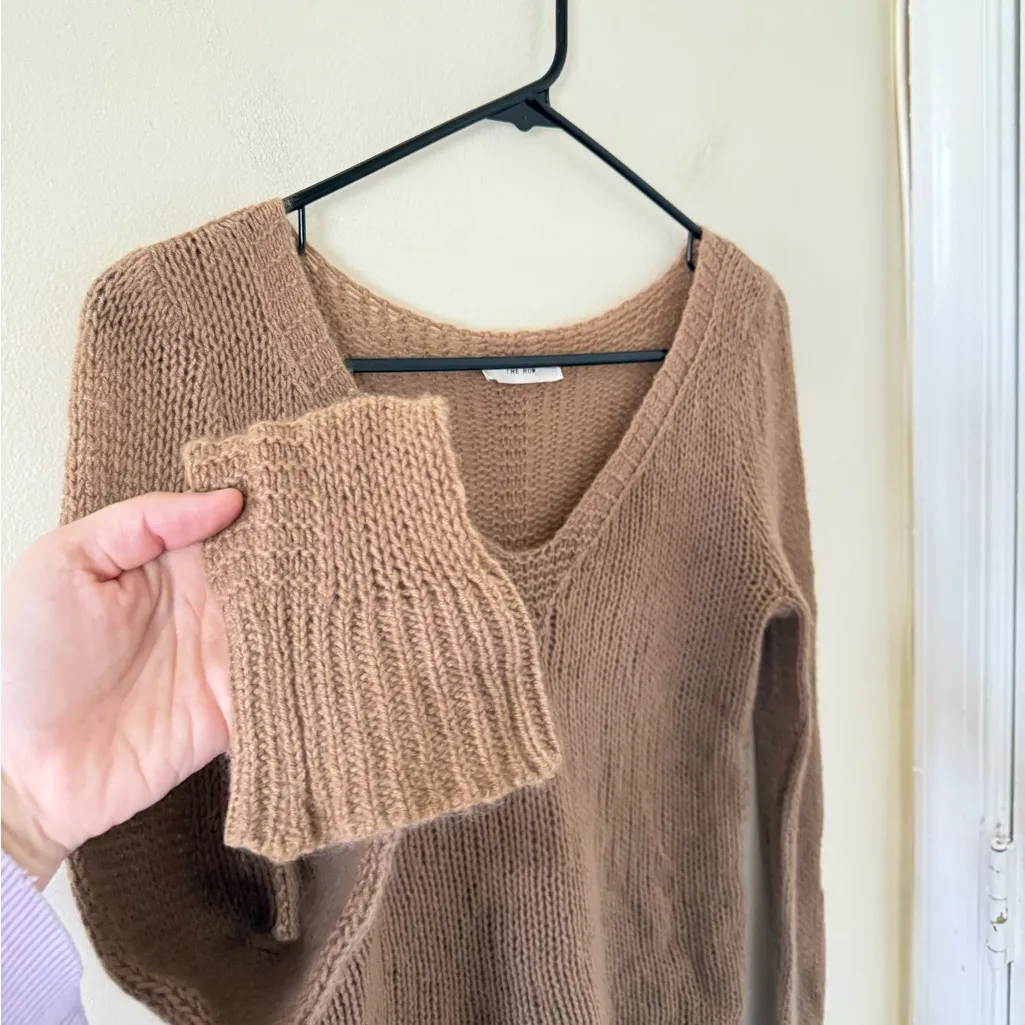 The Row Domaso Cashmere V Neck Sweater - Image 6