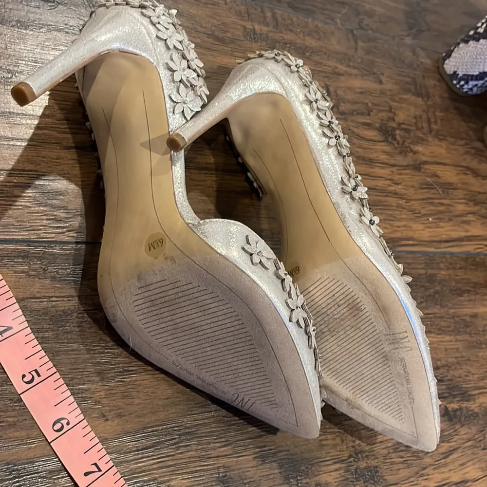 Karlay Gold Floral Pumps Size 6.5 - Image 6