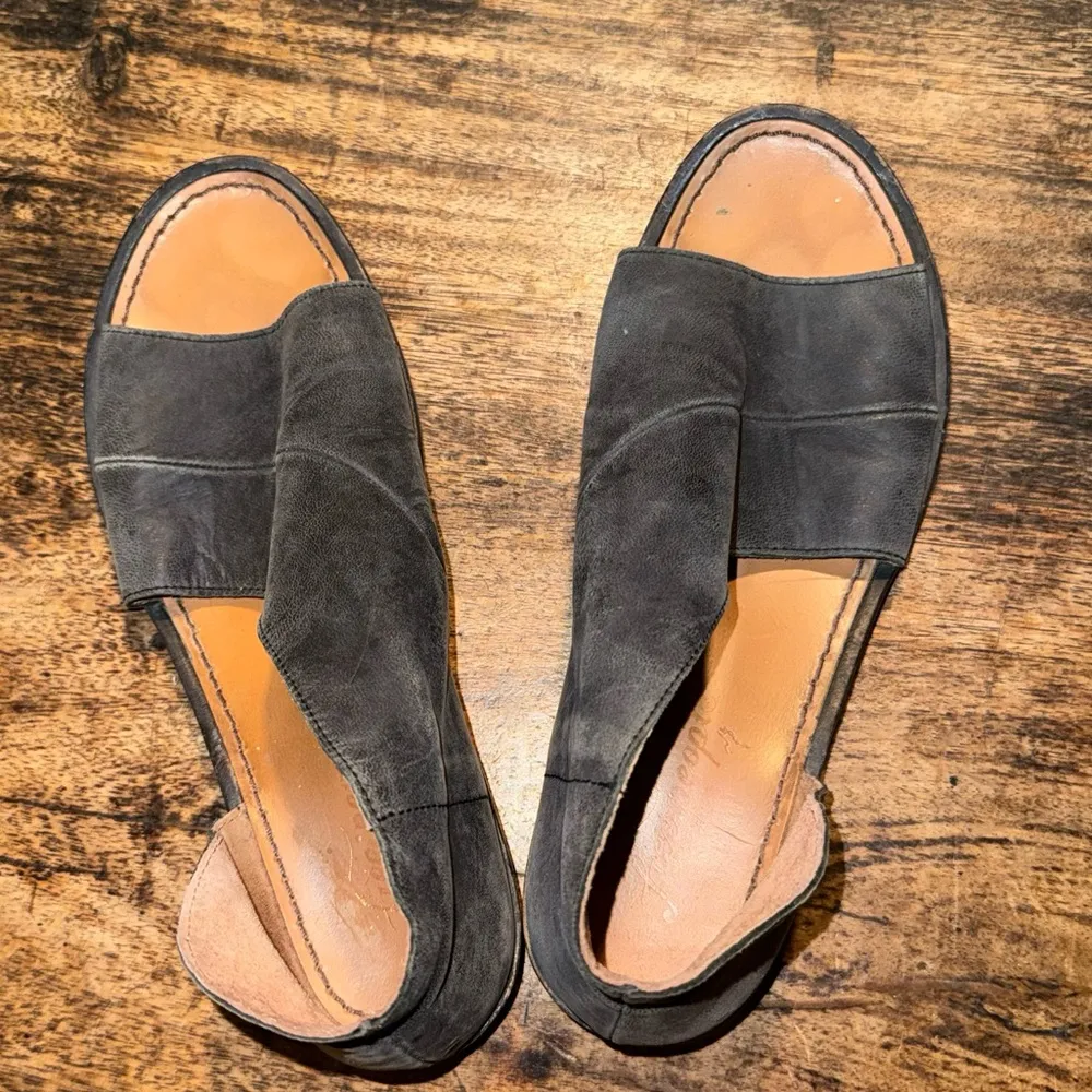 Free People
Mont Blanc
Asymmetrical Sandal size 7.5 or a 38 - Image 9