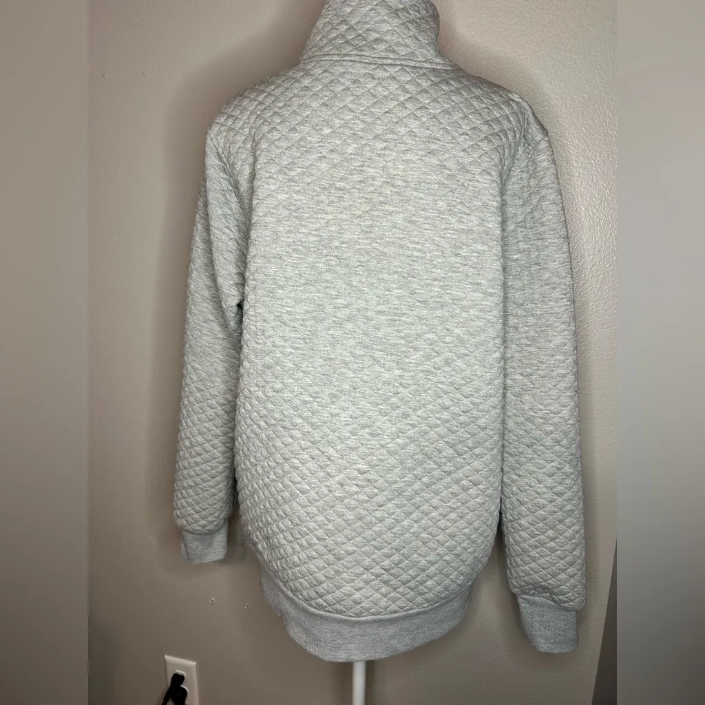 Doe & Rae  Light Gray Quilted Top - Image 2