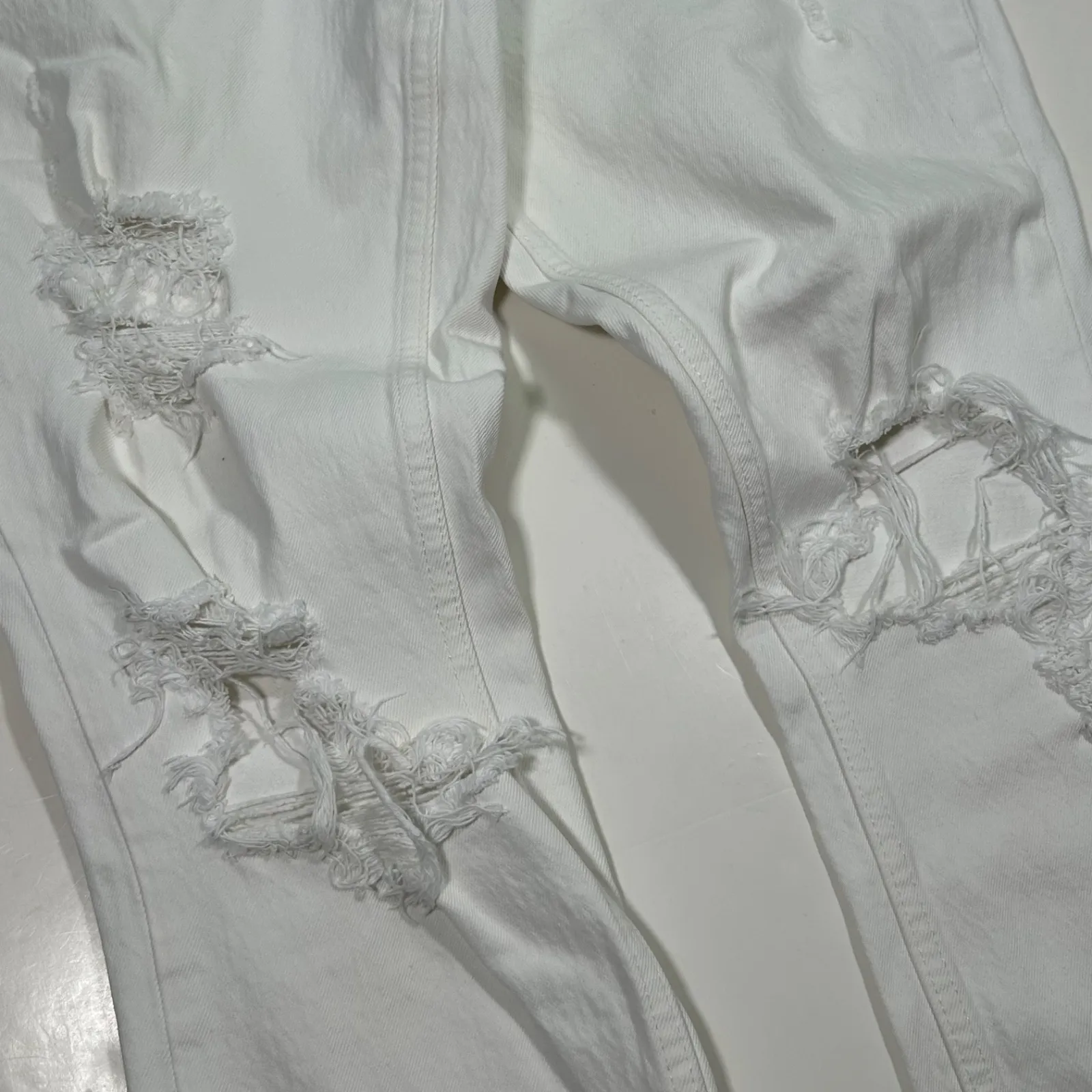 Abercrombie & Fitch High Rise Mom Jeans Curve Love Distressed‎ White Denim 27/4R - Image 3