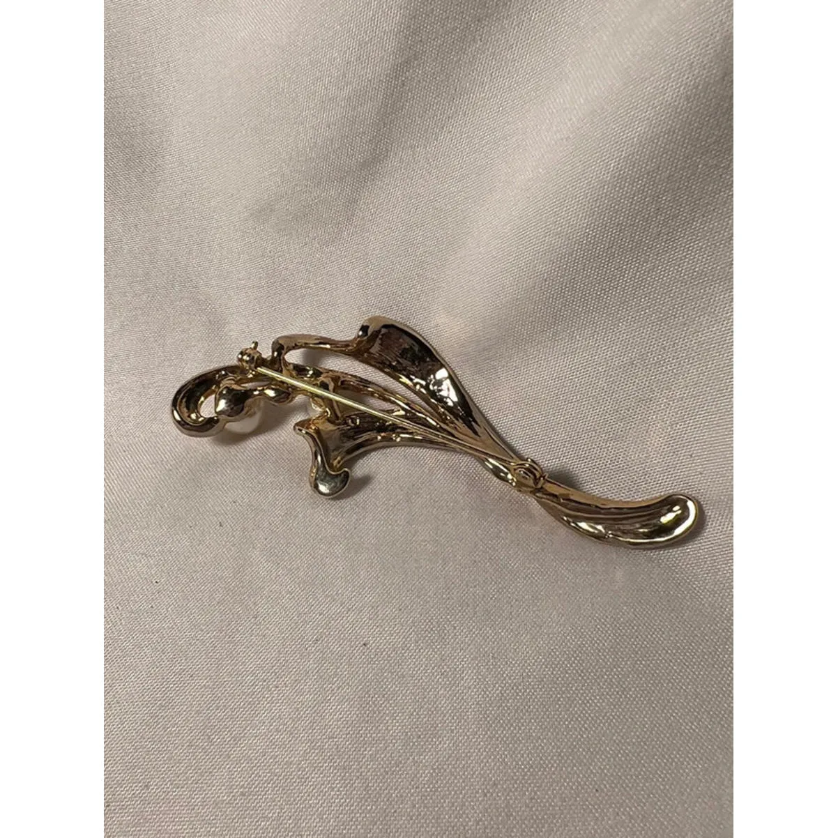 Vintage gold toned cathe statement brooche with faux pearls - Image 2