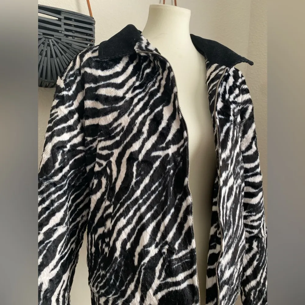 Obey Zebra Sherpa Anorak Winter Jacket, Size Large - Image 3