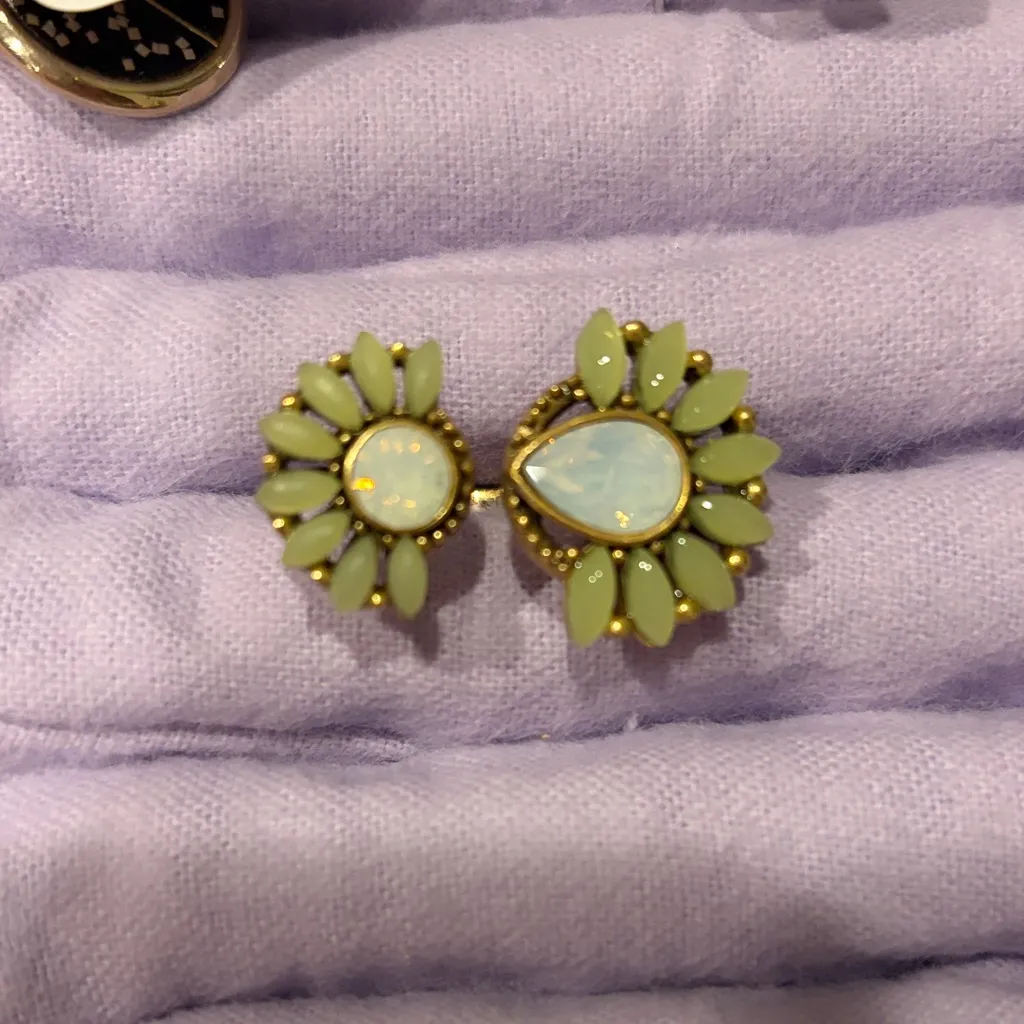 Elegant Floral Adjustable Ring  Gold and Cream - Image 2