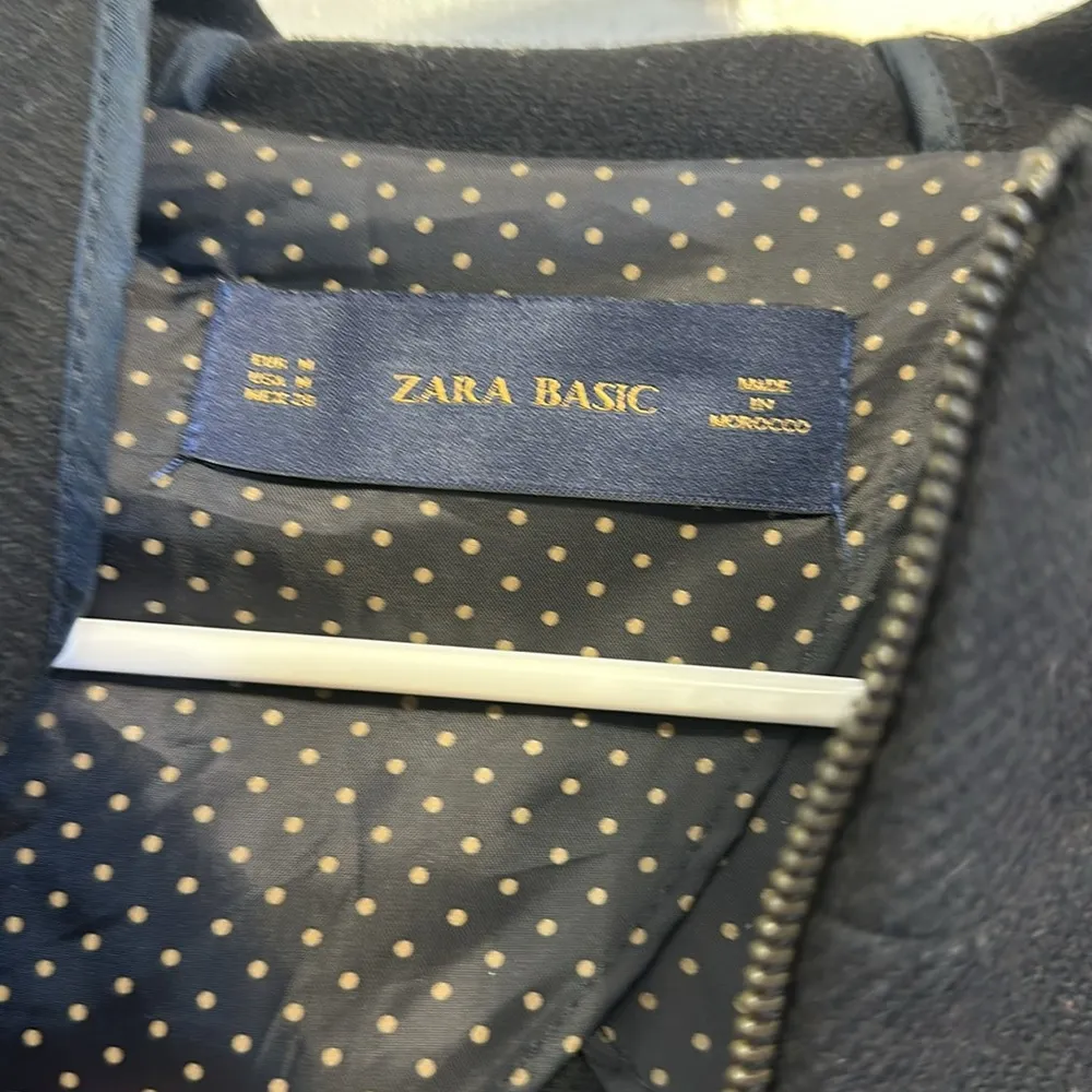 Zara Basic size medium zip up coat w‎ hood 75%wool - Image 3