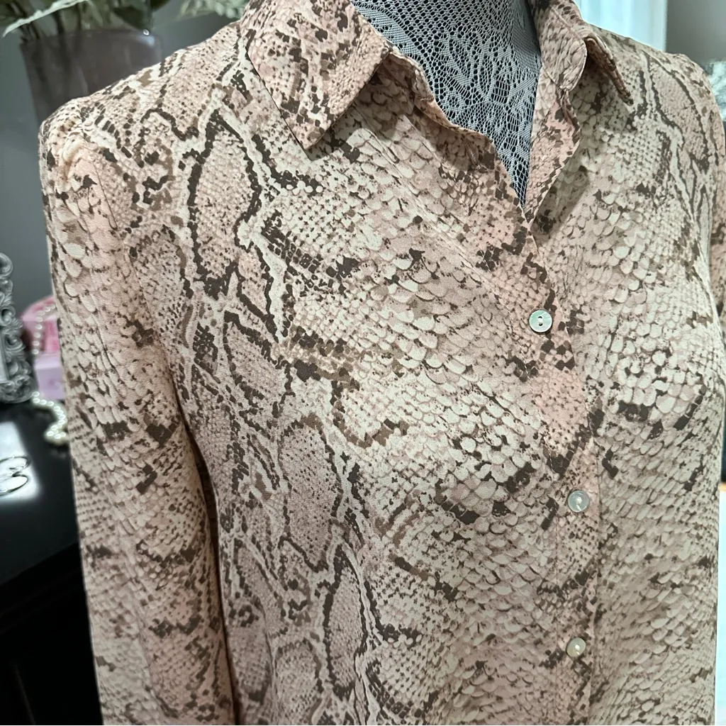 Rose & Olive Snake Print Button Down Shirt - Beige and Black Size Small - Image 5