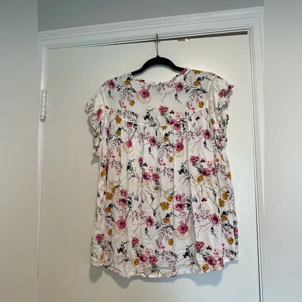 Buffalo David Bitton Women's Large Floral Printed V Neck Flutter Sleeve Top. - Image 2