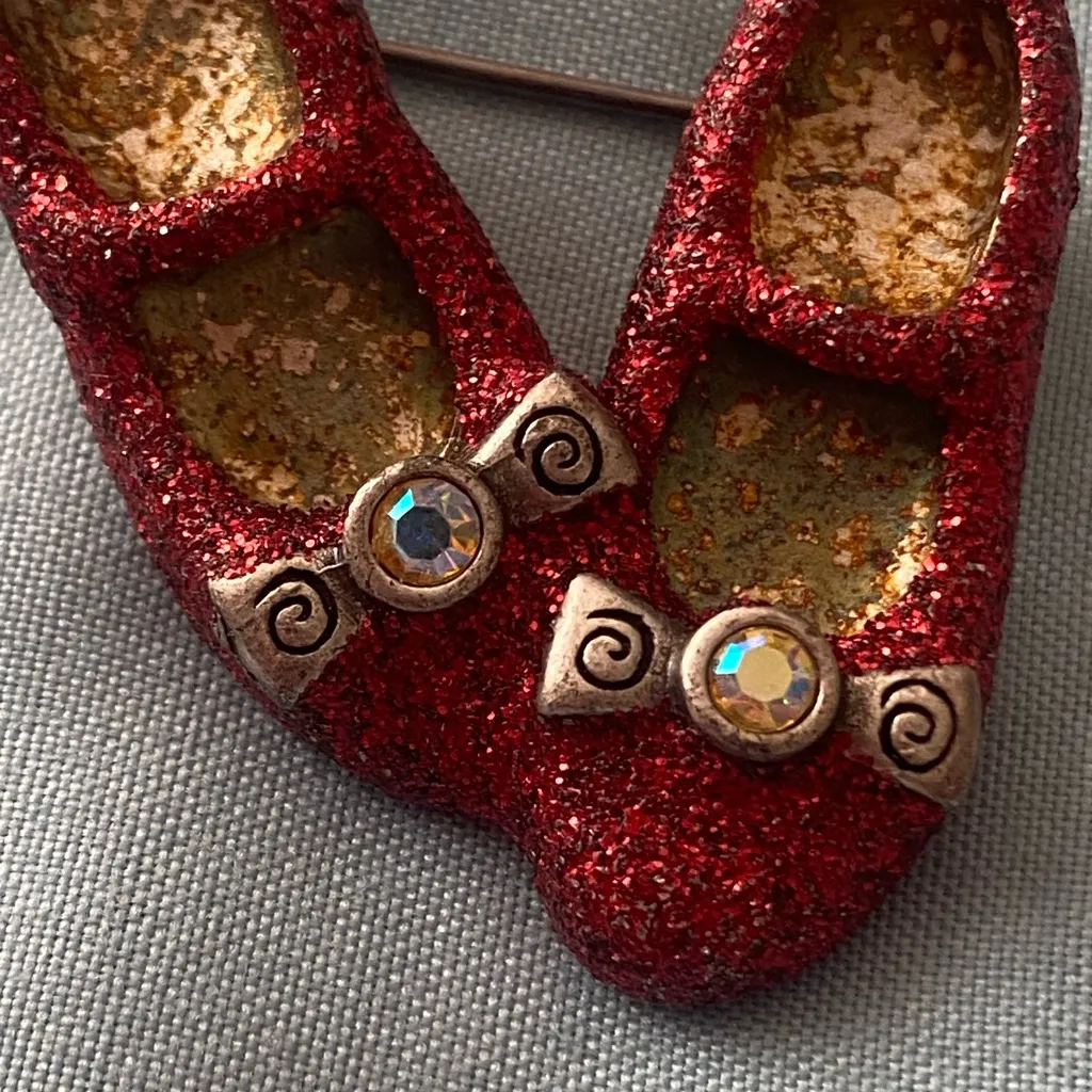 Vintage 1997 Brooch Pin Dorothy’s Ruby Red Slippers Wizard Of Oz 1.5”H x1.25” W - Image 3